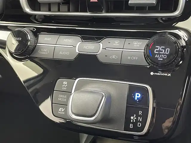 トヨタ アクア Z 富山県 2022(令4)年 4.3万km プラチナホワイトパールマイカ 純正10.5型ディスプレイオーディオ（AM/FM/BT/USB）/全方位カメラ/前後ドライブレコーダー/ETC/ブラインドスポットモニター/衝突被害軽減システム/レーダークルーズコントロール/レーンキープアシスト/コーナーセンサー/横滑り防止装置/アイドリングストップ/純正アルミホイール/オートLEDライト/オートマチックハイビーム/フォグライト/革巻きステアリング/ステアリングスイッチ/スマートキー/スペアキー