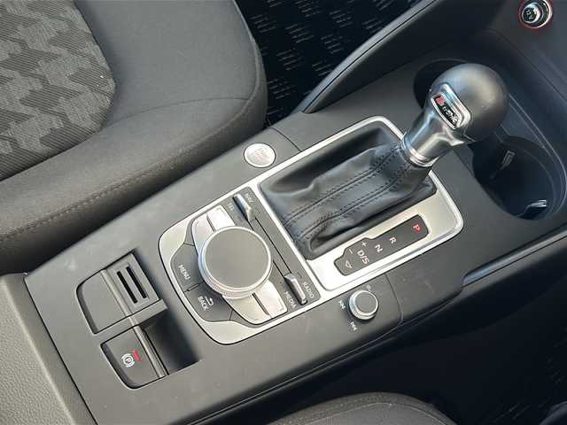 アウディ Ａ３ スポーツバック 1．4 TFSI 岐阜県 2014(平26)年 7.2万km パール 純正ナビ/FM/AM/TV（ワンセグ）/Bluetooth/前・後ドラレコ/バックカメラ/ビルトインETC/クルコン/パドルシフト/コーナーセンサー/純正マット/純正アルミ/革ステアリング/スマートキー