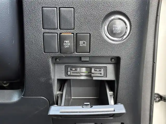 トヨタ アルファード X 宮城県 2018(平30)年 7.3万km ラグジュアリーホワイトパールクリスタルシャインガラスフレーク パワースライドドア（運転席側）/デジタルインナーミラー/ブラインドスポットモニター/スペアタイヤ/＝＝＝/セーフティセンス/・プリクラッシュセーフティ/・レーントレーシングアシスト/・オートマチックハイビーム/・レーダークルーズコントロール（全車速追従機能付）/・ロードサインアシスト/インテリジェントクリアランスソナー/アルパイン10.1インチフリップダウンモニター（RSH10S-L）/アルパイン9インチナビ（X9Z）/・CD/DVD/・Bluetooth/・フルセグTV/バックカメラ/ビルトインETC/ドライブレコーダー/パワースライドドア/革巻きステアリング/ステアリングスイッチ/電動パーキングブレーキ/ブレーキホールド/2眼LEDヘッドランプ/フォグランプ/オートライト/スマートキー＆プッシュスタート/電動格納ミラー/純正17インチAW/純正フロアマット/W/サイド/カーテンエアバッグ