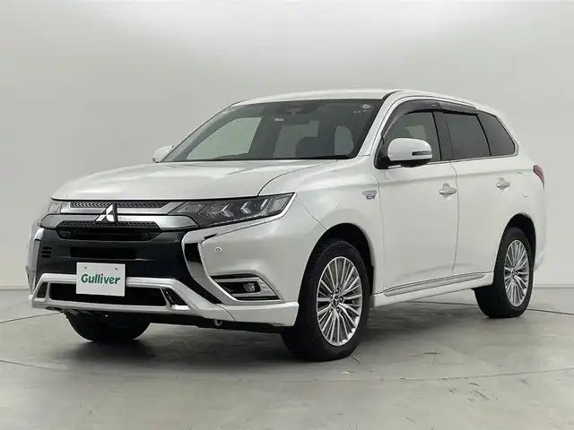 三菱 アウトランダー ＰＨＥＶ G プレミアムパッケージ 群馬県 2018(平30)年 5万km シルキーホワイト 純正ナビ　(FM/AM TV　DISC　SD　USB/iPod Bluetooth Audio)/全方位カメラ/純正ドライブレコーダ/社外ETC/e-Assist(レーダークルーズコントロール　車線逸脱警報システム　衝突軽減ブレーキシステム　後側方両検知警報システム)/ステアリングヒーター/シートヒータ/ステアリングスイッチ/パドルシフト/パワーバックドア