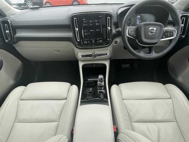 ボルボ ボルボ ＸＣ４０ B4 AWD インスクリプション 静岡県 2021(令3)年 3万km クリスタルホワイトP インテリセーフティ/衝突軽減ブレーキACCレーンキーピングBLIS/ホワイトレザーシートシートヒーター /HDDナビフルセグTV Bluetooth CarPlay対応/全方位カメラ/harman/kardonサラウンド/前席パワーシート運転席メモリー機能/パワーバックドア フットアシスト機能/前後ドライブレコーダー/DSRCETC/おくだけ充電