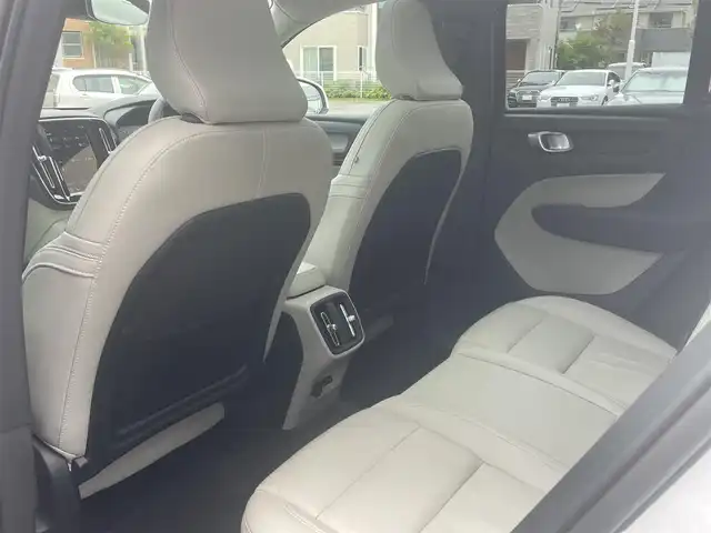 ボルボ ボルボ ＸＣ４０ B4 AWD インスクリプション 静岡県 2021(令3)年 3万km クリスタルホワイトP インテリセーフティ/衝突軽減ブレーキACCレーンキーピングBLIS/ホワイトレザーシートシートヒーター /HDDナビフルセグTV Bluetooth CarPlay対応/全方位カメラ/harman/kardonサラウンド/前席パワーシート運転席メモリー機能/パワーバックドア フットアシスト機能/前後ドライブレコーダー/DSRCETC/おくだけ充電