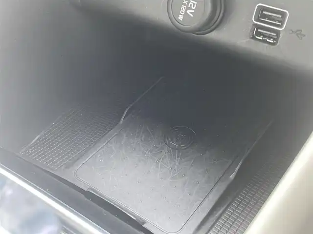 ボルボ ボルボ ＸＣ４０ B4 AWD インスクリプション 静岡県 2021(令3)年 3万km クリスタルホワイトP インテリセーフティ/衝突軽減ブレーキACCレーンキーピングBLIS/ホワイトレザーシートシートヒーター /HDDナビフルセグTV Bluetooth CarPlay対応/全方位カメラ/harman/kardonサラウンド/前席パワーシート運転席メモリー機能/パワーバックドア フットアシスト機能/前後ドライブレコーダー/DSRCETC/おくだけ充電