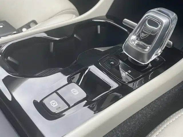 ボルボ ボルボ ＸＣ４０ B4 AWD インスクリプション 静岡県 2021(令3)年 3万km クリスタルホワイトP インテリセーフティ/衝突軽減ブレーキACCレーンキーピングBLIS/ホワイトレザーシートシートヒーター /HDDナビフルセグTV Bluetooth CarPlay対応/全方位カメラ/harman/kardonサラウンド/前席パワーシート運転席メモリー機能/パワーバックドア フットアシスト機能/前後ドライブレコーダー/DSRCETC/おくだけ充電
