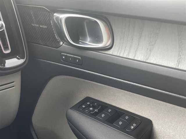 ボルボ ボルボ ＸＣ４０ B4 AWD インスクリプション 静岡県 2021(令3)年 3万km クリスタルホワイトP インテリセーフティ/衝突軽減ブレーキACCレーンキーピングBLIS/ホワイトレザーシートシートヒーター /HDDナビフルセグTV Bluetooth CarPlay対応/全方位カメラ/harman/kardonサラウンド/前席パワーシート運転席メモリー機能/パワーバックドア フットアシスト機能/前後ドライブレコーダー/DSRCETC/おくだけ充電