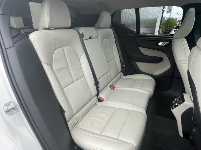 ボルボ ボルボ ＸＣ４０ B4 AWD インスクリプション 静岡県 2021(令3)年 3万km クリスタルホワイトP インテリセーフティ/衝突軽減ブレーキACCレーンキーピングBLIS/ホワイトレザーシートシートヒーター /HDDナビフルセグTV Bluetooth CarPlay対応/全方位カメラ/harman/kardonサラウンド/前席パワーシート運転席メモリー機能/パワーバックドア フットアシスト機能/前後ドライブレコーダー/DSRCETC/おくだけ充電