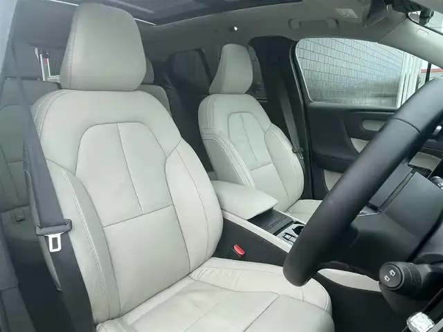 ボルボ ボルボ ＸＣ４０ B4 AWD インスクリプション 静岡県 2021(令3)年 3万km クリスタルホワイトP インテリセーフティ/衝突軽減ブレーキACCレーンキーピングBLIS/ホワイトレザーシートシートヒーター /HDDナビフルセグTV Bluetooth CarPlay対応/全方位カメラ/harman/kardonサラウンド/前席パワーシート運転席メモリー機能/パワーバックドア フットアシスト機能/前後ドライブレコーダー/DSRCETC/おくだけ充電