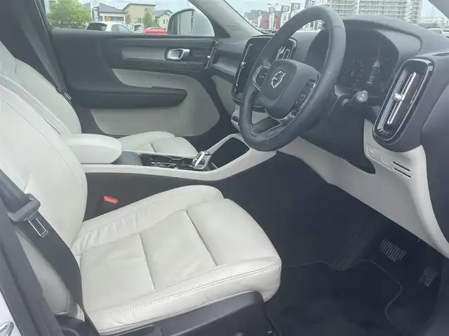 ボルボ ボルボ ＸＣ４０ B4 AWD インスクリプション 静岡県 2021(令3)年 3万km クリスタルホワイトP インテリセーフティ/衝突軽減ブレーキACCレーンキーピングBLIS/ホワイトレザーシートシートヒーター /HDDナビフルセグTV Bluetooth CarPlay対応/全方位カメラ/harman/kardonサラウンド/前席パワーシート運転席メモリー機能/パワーバックドア フットアシスト機能/前後ドライブレコーダー/DSRCETC/おくだけ充電