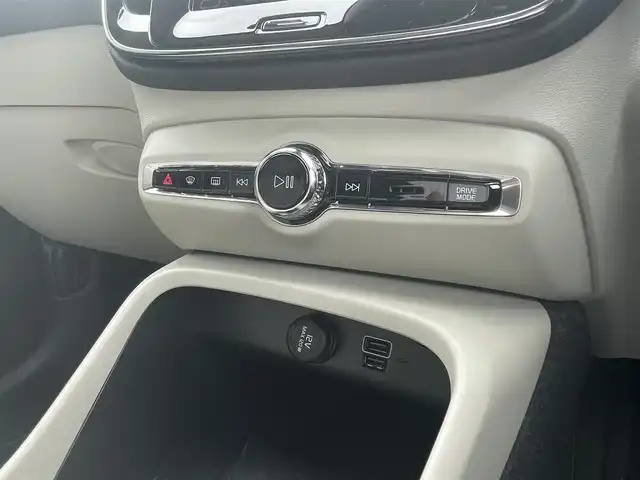 ボルボ ボルボ ＸＣ４０ B4 AWD インスクリプション 静岡県 2021(令3)年 3万km クリスタルホワイトP インテリセーフティ/衝突軽減ブレーキACCレーンキーピングBLIS/ホワイトレザーシートシートヒーター /HDDナビフルセグTV Bluetooth CarPlay対応/全方位カメラ/harman/kardonサラウンド/前席パワーシート運転席メモリー機能/パワーバックドア フットアシスト機能/前後ドライブレコーダー/DSRCETC/おくだけ充電