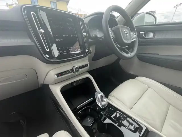ボルボ ボルボ ＸＣ４０ B4 AWD インスクリプション 静岡県 2021(令3)年 3万km クリスタルホワイトP インテリセーフティ/衝突軽減ブレーキACCレーンキーピングBLIS/ホワイトレザーシートシートヒーター /HDDナビフルセグTV Bluetooth CarPlay対応/全方位カメラ/harman/kardonサラウンド/前席パワーシート運転席メモリー機能/パワーバックドア フットアシスト機能/前後ドライブレコーダー/DSRCETC/おくだけ充電