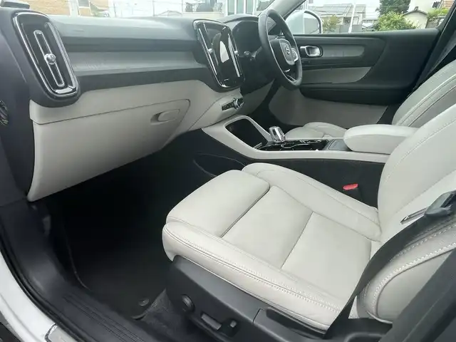 ボルボ ボルボ ＸＣ４０ B4 AWD インスクリプション 静岡県 2021(令3)年 3万km クリスタルホワイトP インテリセーフティ/衝突軽減ブレーキACCレーンキーピングBLIS/ホワイトレザーシートシートヒーター /HDDナビフルセグTV Bluetooth CarPlay対応/全方位カメラ/harman/kardonサラウンド/前席パワーシート運転席メモリー機能/パワーバックドア フットアシスト機能/前後ドライブレコーダー/DSRCETC/おくだけ充電
