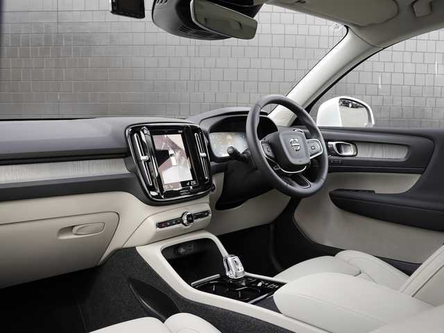 ボルボ ボルボ ＸＣ４０ B4 AWD インスクリプション 静岡県 2021(令3)年 3万km クリスタルホワイトP インテリセーフティ/衝突軽減ブレーキACCレーンキーピングBLIS/ホワイトレザーシートシートヒーター /HDDナビフルセグTV Bluetooth CarPlay対応/全方位カメラ/harman/kardonサラウンド/前席パワーシート運転席メモリー機能/パワーバックドア フットアシスト機能/前後ドライブレコーダー/DSRCETC/おくだけ充電