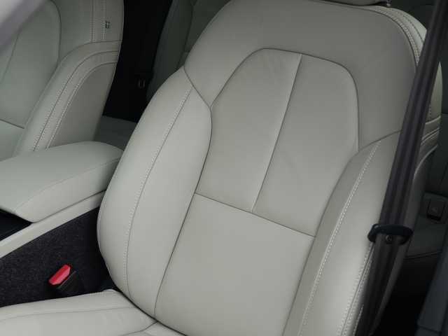 ボルボ ボルボ ＸＣ４０ B4 AWD インスクリプション 静岡県 2021(令3)年 3万km クリスタルホワイトP インテリセーフティ/衝突軽減ブレーキACCレーンキーピングBLIS/ホワイトレザーシートシートヒーター /HDDナビフルセグTV Bluetooth CarPlay対応/全方位カメラ/harman/kardonサラウンド/前席パワーシート運転席メモリー機能/パワーバックドア フットアシスト機能/前後ドライブレコーダー/DSRCETC/おくだけ充電