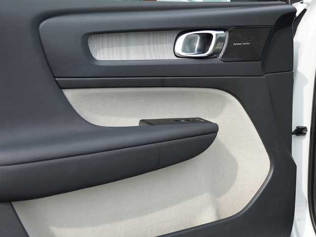 ボルボ ボルボ ＸＣ４０ B4 AWD インスクリプション 静岡県 2021(令3)年 3万km クリスタルホワイトP インテリセーフティ/衝突軽減ブレーキACCレーンキーピングBLIS/ホワイトレザーシートシートヒーター /HDDナビフルセグTV Bluetooth CarPlay対応/全方位カメラ/harman/kardonサラウンド/前席パワーシート運転席メモリー機能/パワーバックドア フットアシスト機能/前後ドライブレコーダー/DSRCETC/おくだけ充電
