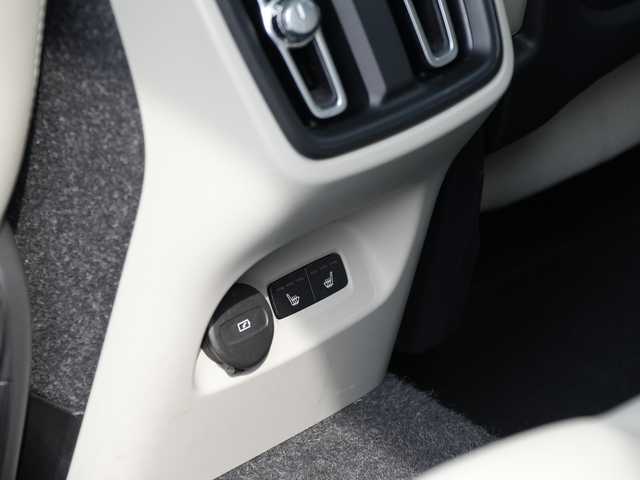 ボルボ ボルボ ＸＣ４０ B4 AWD インスクリプション 静岡県 2021(令3)年 3万km クリスタルホワイトP インテリセーフティ/衝突軽減ブレーキACCレーンキーピングBLIS/ホワイトレザーシートシートヒーター /HDDナビフルセグTV Bluetooth CarPlay対応/全方位カメラ/harman/kardonサラウンド/前席パワーシート運転席メモリー機能/パワーバックドア フットアシスト機能/前後ドライブレコーダー/DSRCETC/おくだけ充電