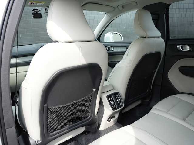 ボルボ ボルボ ＸＣ４０ B4 AWD インスクリプション 静岡県 2021(令3)年 3万km クリスタルホワイトP インテリセーフティ/衝突軽減ブレーキACCレーンキーピングBLIS/ホワイトレザーシートシートヒーター /HDDナビフルセグTV Bluetooth CarPlay対応/全方位カメラ/harman/kardonサラウンド/前席パワーシート運転席メモリー機能/パワーバックドア フットアシスト機能/前後ドライブレコーダー/DSRCETC/おくだけ充電