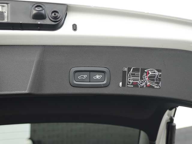 ボルボ ボルボ ＸＣ４０ B4 AWD インスクリプション 静岡県 2021(令3)年 3万km クリスタルホワイトP インテリセーフティ/衝突軽減ブレーキACCレーンキーピングBLIS/ホワイトレザーシートシートヒーター /HDDナビフルセグTV Bluetooth CarPlay対応/全方位カメラ/harman/kardonサラウンド/前席パワーシート運転席メモリー機能/パワーバックドア フットアシスト機能/前後ドライブレコーダー/DSRCETC/おくだけ充電