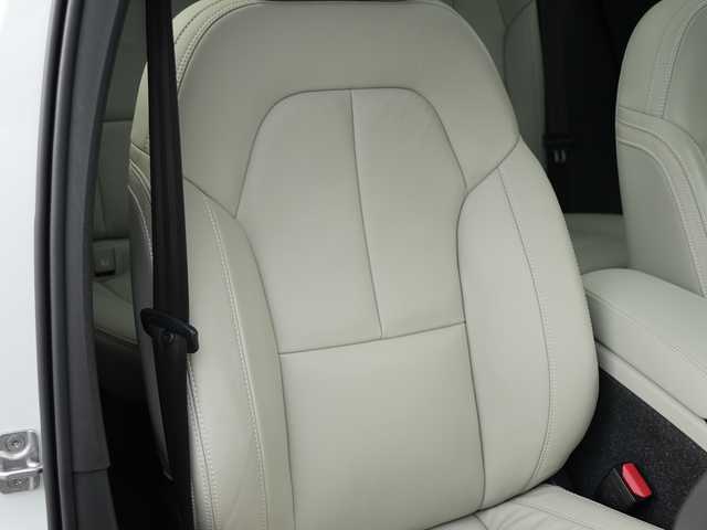 ボルボ ボルボ ＸＣ４０ B4 AWD インスクリプション 静岡県 2021(令3)年 3万km クリスタルホワイトP インテリセーフティ/衝突軽減ブレーキACCレーンキーピングBLIS/ホワイトレザーシートシートヒーター /HDDナビフルセグTV Bluetooth CarPlay対応/全方位カメラ/harman/kardonサラウンド/前席パワーシート運転席メモリー機能/パワーバックドア フットアシスト機能/前後ドライブレコーダー/DSRCETC/おくだけ充電