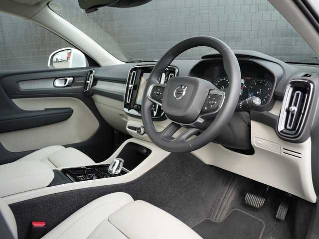 ボルボ ボルボ ＸＣ４０ B4 AWD インスクリプション 静岡県 2021(令3)年 3万km クリスタルホワイトP インテリセーフティ/衝突軽減ブレーキACCレーンキーピングBLIS/ホワイトレザーシートシートヒーター /HDDナビフルセグTV Bluetooth CarPlay対応/全方位カメラ/harman/kardonサラウンド/前席パワーシート運転席メモリー機能/パワーバックドア フットアシスト機能/前後ドライブレコーダー/DSRCETC/おくだけ充電