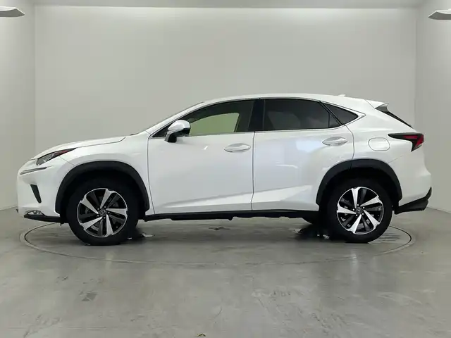 レクサス ＮＸ 300 バージョンL 群馬県 2018(平30)年 8万km ソニッククォーツ 純正１０．３型ナビ　全周囲カメラ　ビルトインＥＴＣ２．０　ドラレコ　黒レザーシート　シートヒーター　エアシート　パワーシート　電動リアゲート　パドルシフト　ダプティブクルーズコントロール　ＢＳＭ　禁煙