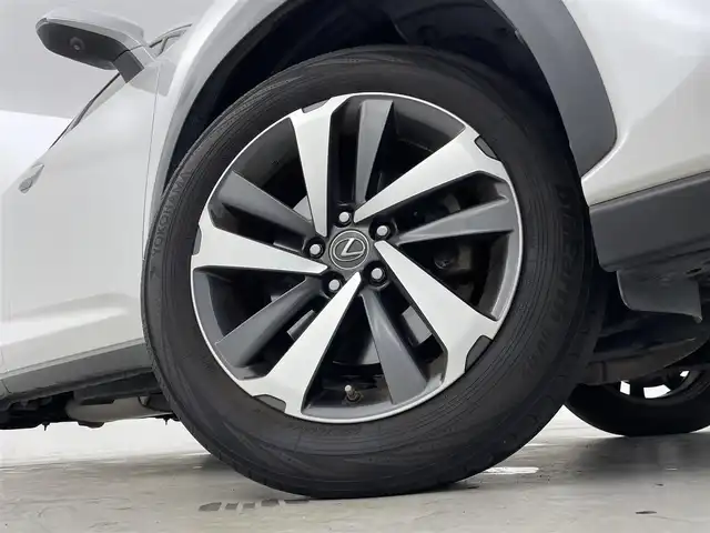 レクサス ＮＸ 300 バージョンL 群馬県 2018(平30)年 8万km ソニッククォーツ パノラミックビューモニター/ブラインドスポットモニター/リヤクロストラフィックアラート/＝＝＝＝＝/純正10.3インチナビ/・AM/FM/CD/DVD/SD/Bluetooth/フルセグTV/・AUX/USB/Miracast/Lexus Safety System＋/・プリクラッシュセーフティシステム(歩行者検知機能付衝突回避支援タイプ)/・レーンディパーチャーアラート(ステアリング制御機能付)/・アダプティブハイビームシステム/・レーダークルーズコントロール(全車速追従機能付)/三眼フルLEDヘッドランプ/本革シート/前席パワーシート/シートヒーター/シートベンチレーション/運転席ポジションメモリー/2列目左右シートヒーター/2列目電動格納シート/ステアリングヒーター/パワーバックドア/純正ビルトインETC2.0/ドライブレコーダー