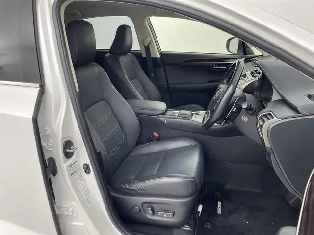レクサス ＮＸ 300 バージョンL 群馬県 2018(平30)年 8万km ソニッククォーツ パノラミックビューモニター/ブラインドスポットモニター/リヤクロストラフィックアラート/＝＝＝＝＝/純正10.3インチナビ/・AM/FM/CD/DVD/SD/Bluetooth/フルセグTV/・AUX/USB/Miracast/Lexus Safety System＋/・プリクラッシュセーフティシステム(歩行者検知機能付衝突回避支援タイプ)/・レーンディパーチャーアラート(ステアリング制御機能付)/・アダプティブハイビームシステム/・レーダークルーズコントロール(全車速追従機能付)/三眼フルLEDヘッドランプ/本革シート/前席パワーシート/シートヒーター/シートベンチレーション/運転席ポジションメモリー/2列目左右シートヒーター/2列目電動格納シート/ステアリングヒーター/パワーバックドア/純正ビルトインETC2.0/ドライブレコーダー