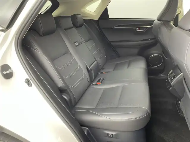 レクサス ＮＸ 300 バージョンL 群馬県 2018(平30)年 8万km ソニッククォーツ パノラミックビューモニター/ブラインドスポットモニター/リヤクロストラフィックアラート/＝＝＝＝＝/純正10.3インチナビ/・AM/FM/CD/DVD/SD/Bluetooth/フルセグTV/・AUX/USB/Miracast/Lexus Safety System＋/・プリクラッシュセーフティシステム(歩行者検知機能付衝突回避支援タイプ)/・レーンディパーチャーアラート(ステアリング制御機能付)/・アダプティブハイビームシステム/・レーダークルーズコントロール(全車速追従機能付)/三眼フルLEDヘッドランプ/本革シート/前席パワーシート/シートヒーター/シートベンチレーション/運転席ポジションメモリー/2列目左右シートヒーター/2列目電動格納シート/ステアリングヒーター/パワーバックドア/純正ビルトインETC2.0/ドライブレコーダー