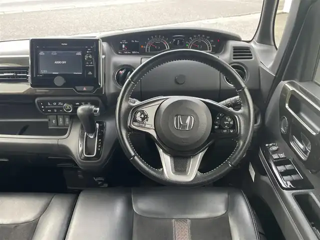 ホンダ Ｎ ＢＯＸ カスタム G L ターボ ホンダセンシング 千葉県 2018(平30)年 10.8万km プレミアムホワイトパールⅡ 【(株)IDOMが運営する【じしゃロン八千代店】の自社ローン対象車両になります。こちらは現金ご利用時の価格です。自社ローンご希望の方は別途その旨お申付け下さい。】/ワンオーナー/ターボ車/ホンダセンシング搭載/・衝突軽減ブレーキ（CMBS）/・誤発進抑制機能/・後方誤発進抑制機能/・歩行者事故低減ステアリング/・路外逸脱抑制機能/・ACC（アダプティブクルーズコントロール）/・LKAS（車線維持支援システム）/・オートハイビーム/・先行車発進お知らせ機能/・標識認識機能/純正CDオーディオ　型式：WX-171CP/【ワンセグTV、HDMI、BT対応、USB】/ステアリングスイッチ/バックカメラ/両側電動スライドドア/ビルトインETC/社外ドライブレコーダー（前後）/ハーフレザーシート/パドルシフト/アイドリングストップ/横滑り防止装置/電動格納ミラー/純正フロアマット/オートライト/LEDヘッドライト/LEDフォグ/純正15インチアルミホイール/保証書、取説、スペアキー有り