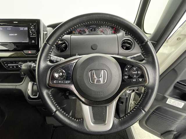 ホンダ Ｎ ＢＯＸ カスタム G L ターボ ホンダセンシング 千葉県 2018(平30)年 10.8万km プレミアムホワイトパールⅡ 【(株)IDOMが運営する【じしゃロン八千代店】の自社ローン対象車両になります。こちらは現金ご利用時の価格です。自社ローンご希望の方は別途その旨お申付け下さい。】/ワンオーナー/ターボ車/ホンダセンシング搭載/・衝突軽減ブレーキ（CMBS）/・誤発進抑制機能/・後方誤発進抑制機能/・歩行者事故低減ステアリング/・路外逸脱抑制機能/・ACC（アダプティブクルーズコントロール）/・LKAS（車線維持支援システム）/・オートハイビーム/・先行車発進お知らせ機能/・標識認識機能/純正CDオーディオ　型式：WX-171CP/【ワンセグTV、HDMI、BT対応、USB】/ステアリングスイッチ/バックカメラ/両側電動スライドドア/ビルトインETC/社外ドライブレコーダー（前後）/ハーフレザーシート/パドルシフト/アイドリングストップ/横滑り防止装置/電動格納ミラー/純正フロアマット/オートライト/LEDヘッドライト/LEDフォグ/純正15インチアルミホイール/保証書、取説、スペアキー有り