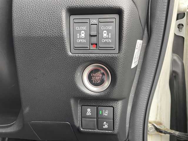 ホンダ Ｎ ＢＯＸ カスタム G L ターボ ホンダセンシング 千葉県 2018(平30)年 10.8万km プレミアムホワイトパールⅡ 【(株)IDOMが運営する【じしゃロン八千代店】の自社ローン対象車両になります。こちらは現金ご利用時の価格です。自社ローンご希望の方は別途その旨お申付け下さい。】/ワンオーナー/ターボ車/ホンダセンシング搭載/・衝突軽減ブレーキ（CMBS）/・誤発進抑制機能/・後方誤発進抑制機能/・歩行者事故低減ステアリング/・路外逸脱抑制機能/・ACC（アダプティブクルーズコントロール）/・LKAS（車線維持支援システム）/・オートハイビーム/・先行車発進お知らせ機能/・標識認識機能/純正CDオーディオ　型式：WX-171CP/【ワンセグTV、HDMI、BT対応、USB】/ステアリングスイッチ/バックカメラ/両側電動スライドドア/ビルトインETC/社外ドライブレコーダー（前後）/ハーフレザーシート/パドルシフト/アイドリングストップ/横滑り防止装置/電動格納ミラー/純正フロアマット/オートライト/LEDヘッドライト/LEDフォグ/純正15インチアルミホイール/保証書、取説、スペアキー有り