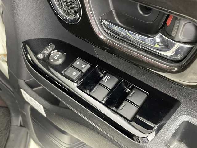 ホンダ Ｎ ＢＯＸ カスタム G L ターボ ホンダセンシング 千葉県 2018(平30)年 10.8万km プレミアムホワイトパールⅡ 【(株)IDOMが運営する【じしゃロン八千代店】の自社ローン対象車両になります。こちらは現金ご利用時の価格です。自社ローンご希望の方は別途その旨お申付け下さい。】/ワンオーナー/ターボ車/ホンダセンシング搭載/・衝突軽減ブレーキ（CMBS）/・誤発進抑制機能/・後方誤発進抑制機能/・歩行者事故低減ステアリング/・路外逸脱抑制機能/・ACC（アダプティブクルーズコントロール）/・LKAS（車線維持支援システム）/・オートハイビーム/・先行車発進お知らせ機能/・標識認識機能/純正CDオーディオ　型式：WX-171CP/【ワンセグTV、HDMI、BT対応、USB】/ステアリングスイッチ/バックカメラ/両側電動スライドドア/ビルトインETC/社外ドライブレコーダー（前後）/ハーフレザーシート/パドルシフト/アイドリングストップ/横滑り防止装置/電動格納ミラー/純正フロアマット/オートライト/LEDヘッドライト/LEDフォグ/純正15インチアルミホイール/保証書、取説、スペアキー有り