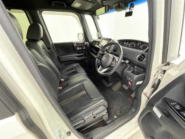 ホンダ Ｎ ＢＯＸ カスタム G L ターボ ホンダセンシング 千葉県 2018(平30)年 10.8万km プレミアムホワイトパールⅡ 【(株)IDOMが運営する【じしゃロン八千代店】の自社ローン対象車両になります。こちらは現金ご利用時の価格です。自社ローンご希望の方は別途その旨お申付け下さい。】/ワンオーナー/ターボ車/ホンダセンシング搭載/・衝突軽減ブレーキ（CMBS）/・誤発進抑制機能/・後方誤発進抑制機能/・歩行者事故低減ステアリング/・路外逸脱抑制機能/・ACC（アダプティブクルーズコントロール）/・LKAS（車線維持支援システム）/・オートハイビーム/・先行車発進お知らせ機能/・標識認識機能/純正CDオーディオ　型式：WX-171CP/【ワンセグTV、HDMI、BT対応、USB】/ステアリングスイッチ/バックカメラ/両側電動スライドドア/ビルトインETC/社外ドライブレコーダー（前後）/ハーフレザーシート/パドルシフト/アイドリングストップ/横滑り防止装置/電動格納ミラー/純正フロアマット/オートライト/LEDヘッドライト/LEDフォグ/純正15インチアルミホイール/保証書、取説、スペアキー有り