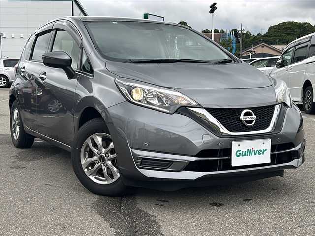 日産 ノート X 石川県 2019(平31)年 7.9万km ダークメタルグレー ワンオーナー/エマージェンシーブレーキ/・前後ソナーセンサー/・車線逸脱警報/・踏み間違い衝突防止アシスト/・アイドリングストップ/純正メモリナビゲーション/【CD・DVD・Bluetooth・フルセグTV】/型番：MJ118D-W/前後ドライブレコーダー/ETC/レーンキープアシスト/電格ミラー/・ウインカーミラー/スマートキー/・プッシュスタート/・スペアキー/オートライト/純正フロアマット/純正ドアバイザー/純正鉄ホイール装着冬タイヤ車載/取扱説明書/新車時保証書