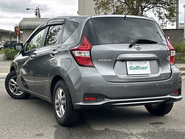 日産 ノート X 石川県 2019(平31)年 7.9万km ダークメタルグレー ワンオーナー/エマージェンシーブレーキ/・前後ソナーセンサー/・車線逸脱警報/・踏み間違い衝突防止アシスト/・アイドリングストップ/純正メモリナビゲーション/【CD・DVD・Bluetooth・フルセグTV】/型番：MJ118D-W/前後ドライブレコーダー/ETC/レーンキープアシスト/電格ミラー/・ウインカーミラー/スマートキー/・プッシュスタート/・スペアキー/オートライト/純正フロアマット/純正ドアバイザー/純正鉄ホイール装着冬タイヤ車載/取扱説明書/新車時保証書