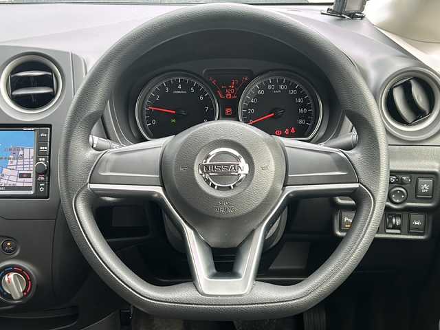 日産 ノート X 石川県 2019(平31)年 7.9万km ダークメタルグレー ワンオーナー/エマージェンシーブレーキ/・前後ソナーセンサー/・車線逸脱警報/・踏み間違い衝突防止アシスト/・アイドリングストップ/純正メモリナビゲーション/【CD・DVD・Bluetooth・フルセグTV】/型番：MJ118D-W/前後ドライブレコーダー/ETC/レーンキープアシスト/電格ミラー/・ウインカーミラー/スマートキー/・プッシュスタート/・スペアキー/オートライト/純正フロアマット/純正ドアバイザー/純正鉄ホイール装着冬タイヤ車載/取扱説明書/新車時保証書