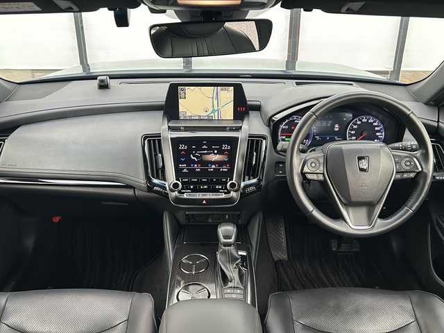 トヨタ クラウン ハイブリッド S Cパッケージ Four 山形県 2019(令1)年 5.7万km ダークブルーマイカ 禁煙車/4WD/トヨタセーフティセンス/レーンディパーチャーアラート/レーダークルーズコントロール/衝突被害軽減ブレーキ/ブラインドスポットモニター/バックカメラ/純正ナビ/（Bluetooth/AM/FM/フルセグ/USB）/ステアリングスイッチ/パドルシフト/前席パワーシート/ヘッドアップディスプレイ/黒革レザーシート/前席パワーシート/前席シートヒーター・エアシート/スマートキー×２/保証書/取扱説明書/記録簿/純正17インチアルミホイール/オートLEDライト/フォグランプ/ドアバイザー