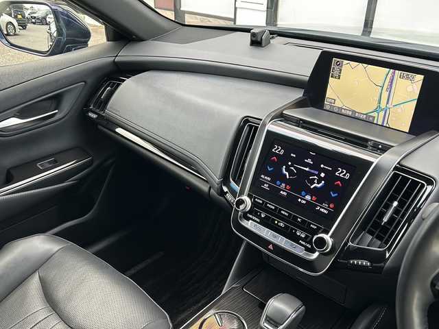 トヨタ クラウン ハイブリッド S Cパッケージ Four 山形県 2019(令1)年 5.7万km ダークブルーマイカ 禁煙車/4WD/トヨタセーフティセンス/レーンディパーチャーアラート/レーダークルーズコントロール/衝突被害軽減ブレーキ/ブラインドスポットモニター/バックカメラ/純正ナビ/（Bluetooth/AM/FM/フルセグ/USB）/ステアリングスイッチ/パドルシフト/前席パワーシート/ヘッドアップディスプレイ/黒革レザーシート/前席パワーシート/前席シートヒーター・エアシート/スマートキー×２/保証書/取扱説明書/記録簿/純正17インチアルミホイール/オートLEDライト/フォグランプ/ドアバイザー
