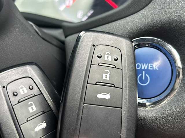 トヨタ クラウン ハイブリッド S Cパッケージ Four 山形県 2019(令1)年 5.7万km ダークブルーマイカ 禁煙車/4WD/トヨタセーフティセンス/レーンディパーチャーアラート/レーダークルーズコントロール/衝突被害軽減ブレーキ/ブラインドスポットモニター/バックカメラ/純正ナビ/（Bluetooth/AM/FM/フルセグ/USB）/ステアリングスイッチ/パドルシフト/前席パワーシート/ヘッドアップディスプレイ/黒革レザーシート/前席パワーシート/前席シートヒーター・エアシート/スマートキー×２/保証書/取扱説明書/記録簿/純正17インチアルミホイール/オートLEDライト/フォグランプ/ドアバイザー