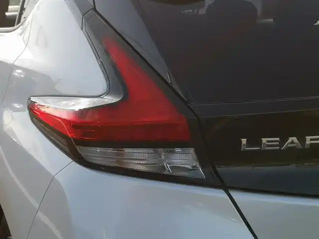 日産 リーフ X 茨城県 2019(令1)年 10万km ブリリアントホワイトパール/オーロラフレアブルーパール 2トーン 純正ナビ/【AM・FM・DISC・MusicBox・TV・SD・iPod・BT・AUX】/シートヒーター/プロパイロット/レーダークルコン/ETC/全方位カメラ/デジタルインナーミラー/前方ドラレコ/前後コーナーセンサー/ステアリングヒーター/BSM/純正フロアマット/純正アルミホイール