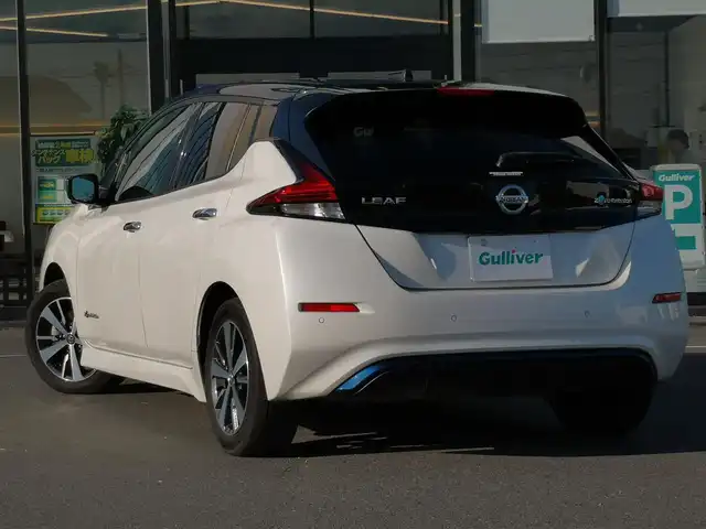 日産 リーフ X 茨城県 2019(令1)年 10万km ブリリアントホワイトパール/オーロラフレアブルーパール 2トーン 純正ナビ/【AM・FM・DISC・MusicBox・TV・SD・iPod・BT・AUX】/シートヒーター/プロパイロット/レーダークルコン/ETC/全方位カメラ/デジタルインナーミラー/前方ドラレコ/前後コーナーセンサー/ステアリングヒーター/BSM/純正フロアマット/純正アルミホイール