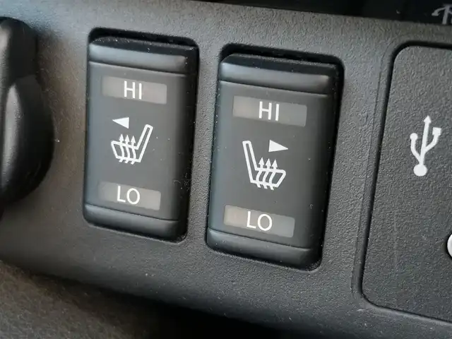 日産 リーフ X 茨城県 2019(令1)年 10万km ブリリアントホワイトパール/オーロラフレアブルーパール 2トーン 純正ナビ/【AM・FM・DISC・MusicBox・TV・SD・iPod・BT・AUX】/シートヒーター/プロパイロット/レーダークルコン/ETC/全方位カメラ/デジタルインナーミラー/前方ドラレコ/前後コーナーセンサー/ステアリングヒーター/BSM/純正フロアマット/純正アルミホイール