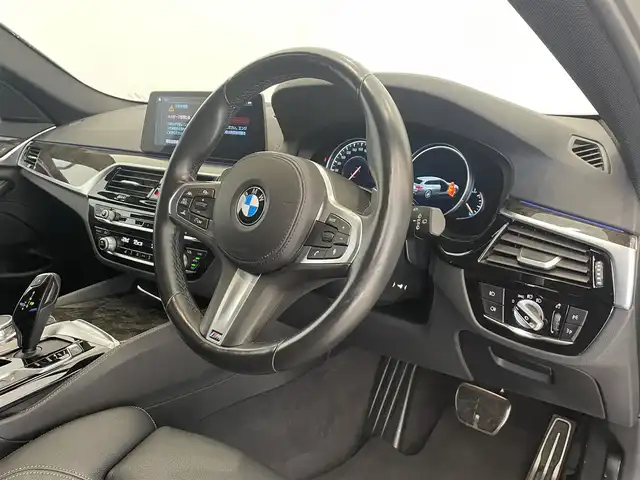 ＢＭＷ ５３０ｉ ツーリング Mスポーツ 岐阜県 2017(平29)年 2.7万km 黒 アダプティブクルーズコントロール　/Ｄ席２ｃｈメモリー付きパワーシート　/Ｎ席パワーシート　/黒レザーシート　/全席シートヒーター　/ヘッドアップディスプレイ　/ミラー一体型ＥＴＣ　/ルーフレール　/地デジ/フットトランクオープナー