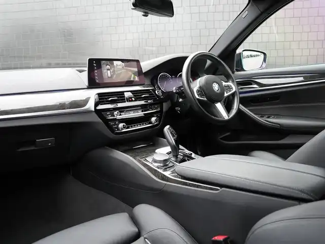 ＢＭＷ ５３０ｉ ツーリング Mスポーツ 静岡県 2017(平29)年 2.7万km サファイアブラックP インテリジェントSFT/衝突軽減ブレーキ　車線逸脱警告　ACC ステアリングアシスト ブラインドスポット/IDriveHDDナビフルセグTV Bluetooth/全方位カメラ/ブラックダコタレザーシート/シートヒーター /前席パワーシート運転席メモリー機能/ヘッドアップディスプレイ/アンビエントライト /クロージングサポートドア /パワーバックドア /アダプティブLEDヘッドライト/ブルーキャリパー/コンフォートアクセス/ブラック　ガラスモール　グリル　ルーフレール/ミラー一体型DSRCETC