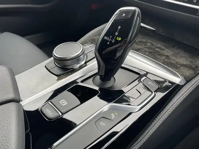 ＢＭＷ ５３０ｉ ツーリング Mスポーツ 静岡県 2017(平29)年 2.7万km サファイアブラックP インテリジェントSFT/衝突軽減ブレーキ　車線逸脱警告　ACC ステアリングアシスト ブラインドスポット/IDriveHDDナビフルセグTV Bluetooth/全方位カメラ/ブラックダコタレザーシート/シートヒーター /前席パワーシート運転席メモリー機能/ヘッドアップディスプレイ/アンビエントライト /クロージングサポートドア /パワーバックドア /アダプティブLEDヘッドライト/ブルーキャリパー/コンフォートアクセス/ブラック　ガラスモール　グリル　ルーフレール/ミラー一体型DSRCETC