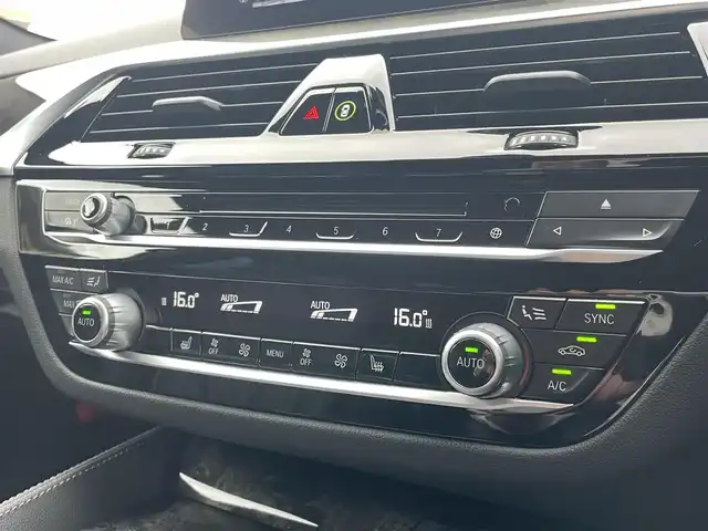 ＢＭＷ ５３０ｉ ツーリング Mスポーツ 静岡県 2017(平29)年 2.7万km サファイアブラックP インテリジェントSFT/衝突軽減ブレーキ　車線逸脱警告　ACC ステアリングアシスト ブラインドスポット/IDriveHDDナビフルセグTV Bluetooth/全方位カメラ/ブラックダコタレザーシート/シートヒーター /前席パワーシート運転席メモリー機能/ヘッドアップディスプレイ/アンビエントライト /クロージングサポートドア /パワーバックドア /アダプティブLEDヘッドライト/ブルーキャリパー/コンフォートアクセス/ブラック　ガラスモール　グリル　ルーフレール/ミラー一体型DSRCETC