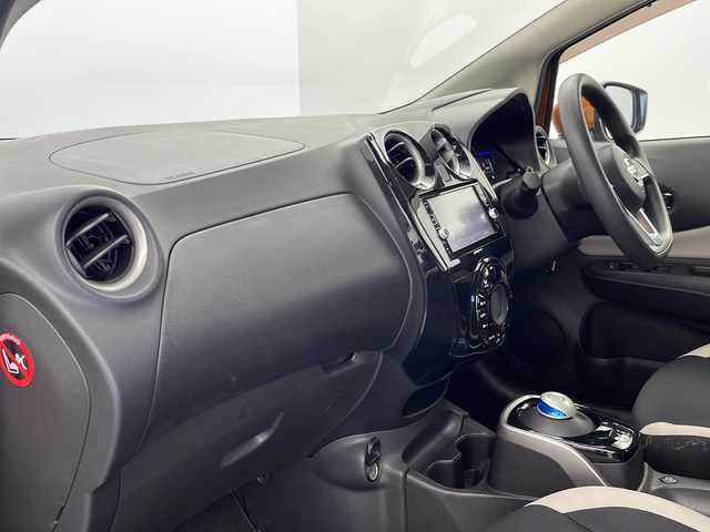 日産 ノート e－パワー X 栃木県 2016(平28)年 5万km プレミアムコロナオレンジ インテリジェント ルームミラー/インテリジェントアラウンドビューモニター/純正SDナビ(MM316D-W)/　Bluetooth/CD/DVD/フルセグ/iPod/SD/AM/FM/エマージェンシーブレーキ/・車線逸脱防止支援/・車線逸脱警報/・踏み間違い衝突防止アシスト/・ハイビームアシスト/ETC/前後ドライブレコーダー/LEDヘッドライト/ドアバイザー/スマートキー/社外フロアマット