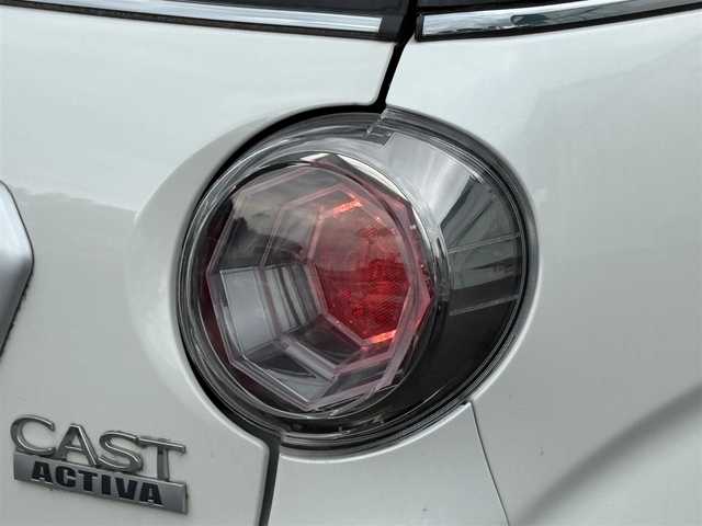 ダイハツ キャスト アクティバ G ターボ SAⅡ 岩手県 2016(平28)年 3.7万km パールホワイトⅢ 禁煙車/4WD/ターボ/純正エンジンスターター/ルーフラッピング（カーボン調シート）/ディーラーオプションナビ/→フルセグTV/Bluetooth/CD/DVD/FM/AM/HDMI/バックカメラ/ステアリングスイッチ（ナビ連動）/横滑り防止装置/ダウンヒルアシストコントロール/リアコーナーセンサー/衝突軽減システム/オートライト/LEDヘッドライト/LEDフォグライト/〇プッシュスタート/〇電動格納ミラー/〇フロアマット/〇ドアバイザー/〇シガーソケット/〇USBポート/〇スペアキー/取扱説明書/ETC/前方ドライブレコーダー/冬タイヤ純正アルミホイール車載/→6mm×4本