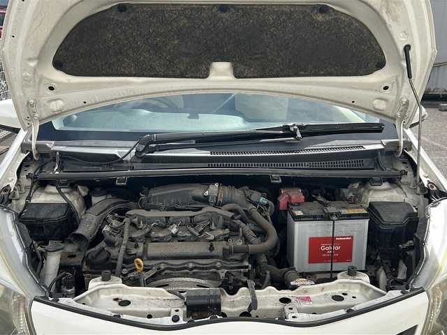トヨタ ヴィッツ F 福島県 2011(平23)年 10.5万km スーパーホワイトⅡ ＫＥＮＷＯＯＤナビ　バックＣ　ワンセグ　ＢＴ　ＥＴＣ　電格ミラー　ＨＩＤヘッドライト　フォグランプ　助手席荷物落下ガード　純正ホイールキャップ付１４インチＳＷ　ＨＤＭＩ　リモコンキー　ドアバイザー