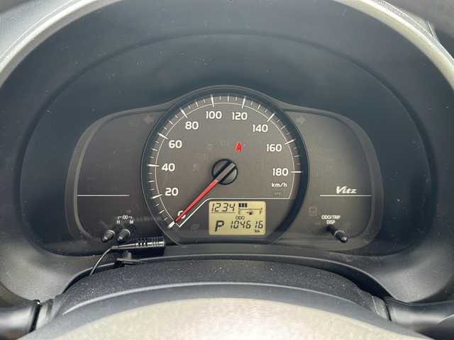 トヨタ ヴィッツ F 福島県 2011(平23)年 10.5万km スーパーホワイトⅡ ＫＥＮＷＯＯＤナビ　バックＣ　ワンセグ　ＢＴ　ＥＴＣ　電格ミラー　ＨＩＤヘッドライト　フォグランプ　助手席荷物落下ガード　純正ホイールキャップ付１４インチＳＷ　ＨＤＭＩ　リモコンキー　ドアバイザー