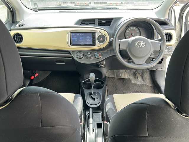 トヨタ ヴィッツ F 福島県 2011(平23)年 10.5万km スーパーホワイトⅡ ＫＥＮＷＯＯＤナビ　バックＣ　ワンセグ　ＢＴ　ＥＴＣ　電格ミラー　ＨＩＤヘッドライト　フォグランプ　助手席荷物落下ガード　純正ホイールキャップ付１４インチＳＷ　ＨＤＭＩ　リモコンキー　ドアバイザー
